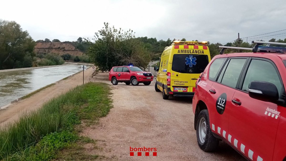 Imatge dels vehicles dels Bombers i l'ambulància del SEM al lloc dels fets
