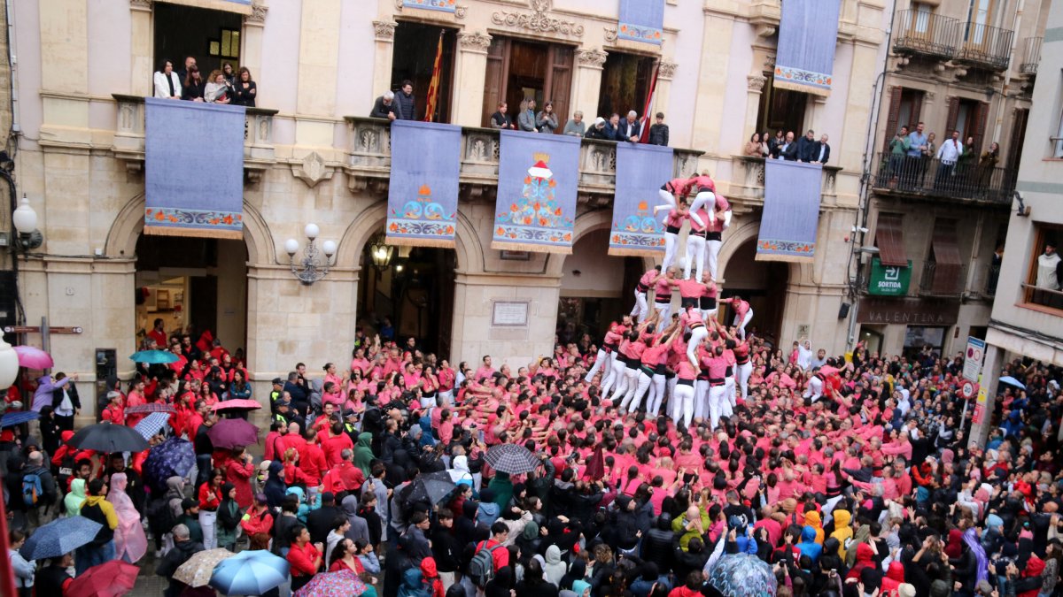 La Colla Vella ha descarregat el 3 de 9 amb folre a la plaça del Blat sols, després que la Joves hagi marxat en renunciar a la tercera ronda de la diada de Santa Úrsula.
