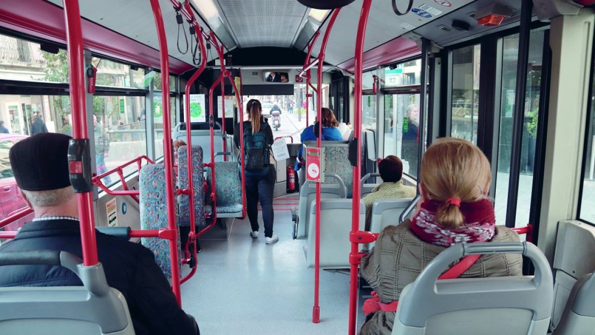 Imatge d’arxiu de l’interior d’un autobús de l’Empresa Municipal de Transports amb diversos passatgers a bord.