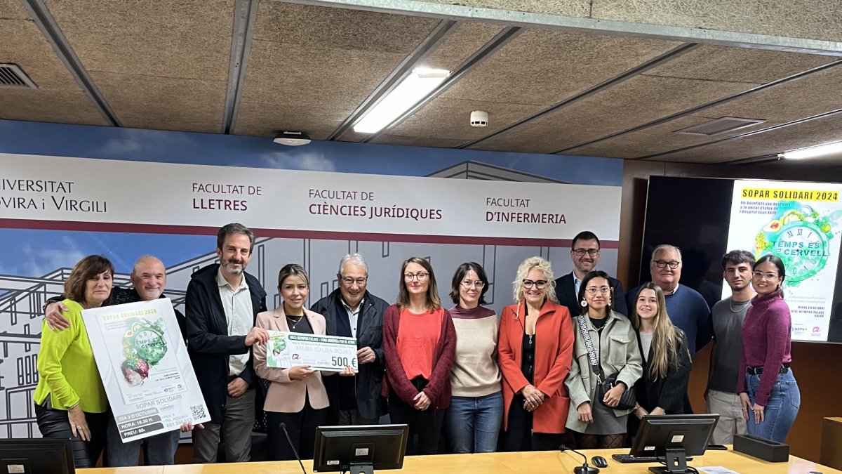 Imatge de l'acte d'entrega de la Beca Olympus a Maira Isaura Rojas.