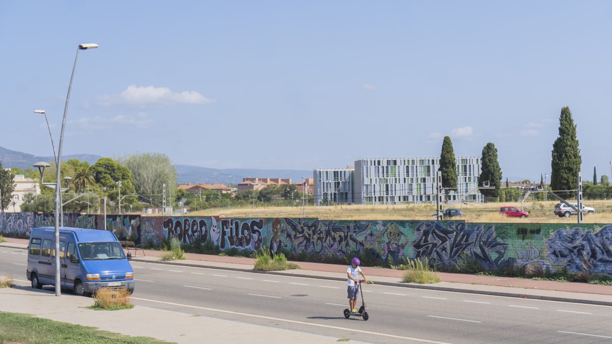 Fotografía de archivo del lugar donde está previsto que se construya el puente que unirá la avenida de Salou con avenida Universitat.