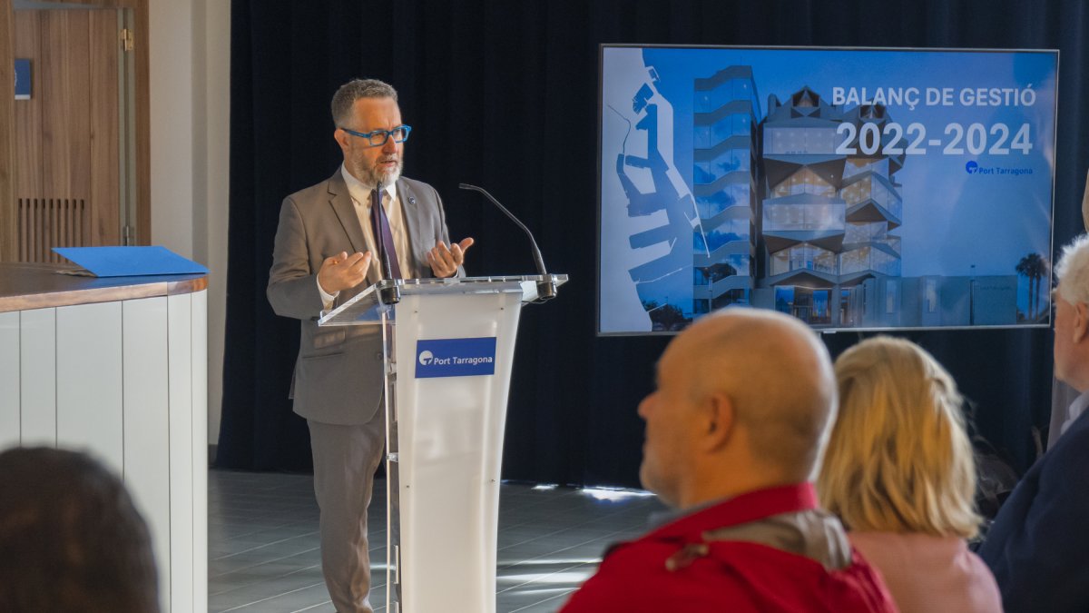 Más de un centenar de personas asistió al acto de despedida de Saül Garreta como presidente del Port que tuvo lugar ayer en el Teatret del Serrallo.