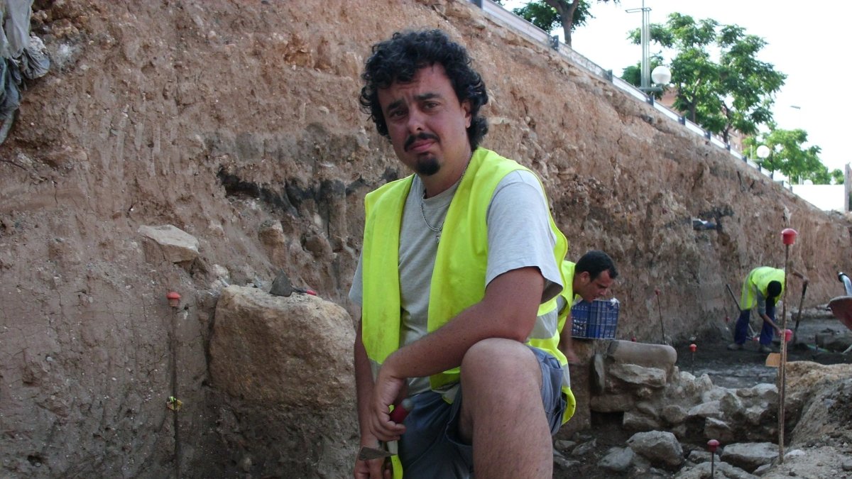 Imatge d’arxiu de César Pociña durant unes excavacions.