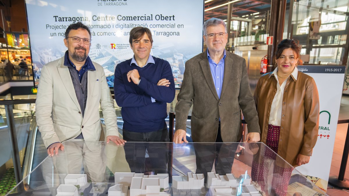 Daniel Milà, a la izquierda de la imagen, durante una rueda de prensa que tuvo lugar en el Mercado Central el año 2023.