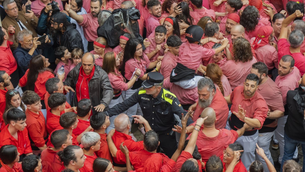 Imatge dels cossos de seguretat intervenint durant un moment tens en la Diada de Santa Úrsula.