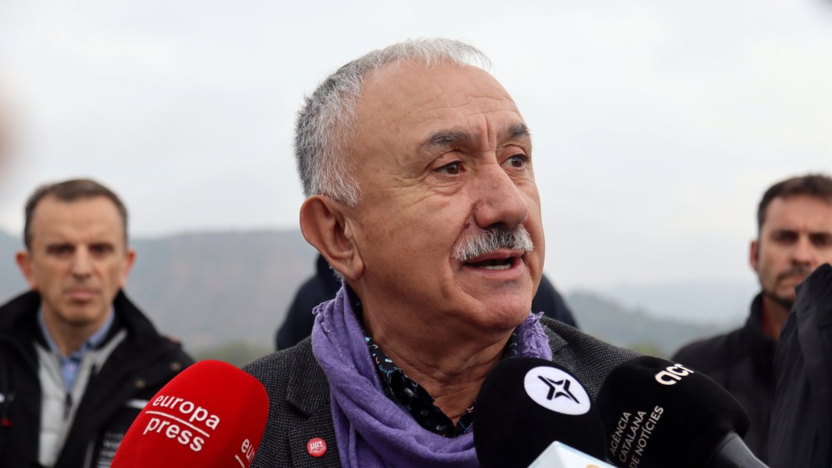 El secretario general de la UGT, Pepe Álvarez, atendiendo la prensa delante de la central nuclear de Ascó.