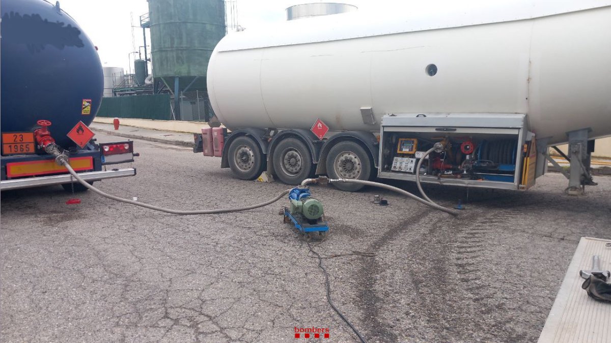 Tareas de trasvase en Flix.