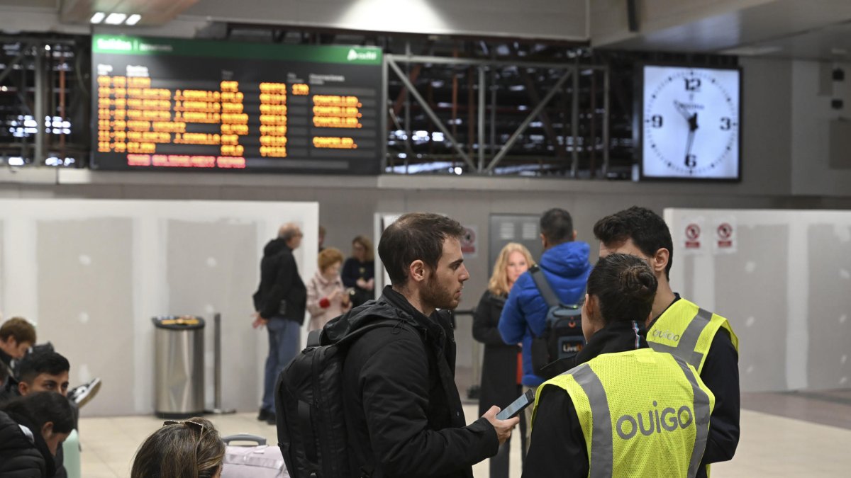 La circulació ferroviària continua suspesa en les línies que enllacen Madrid amb València i als voltants de la mateixa capital de la Comunitat Valenciana.