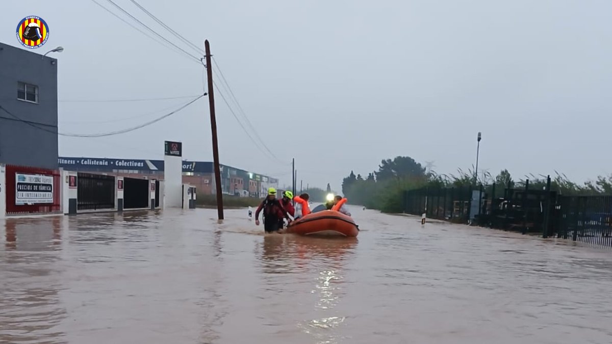 Efectius dels Bombers de València rescatant amb una embarcació a nou persones i dos gossos a Alzira.