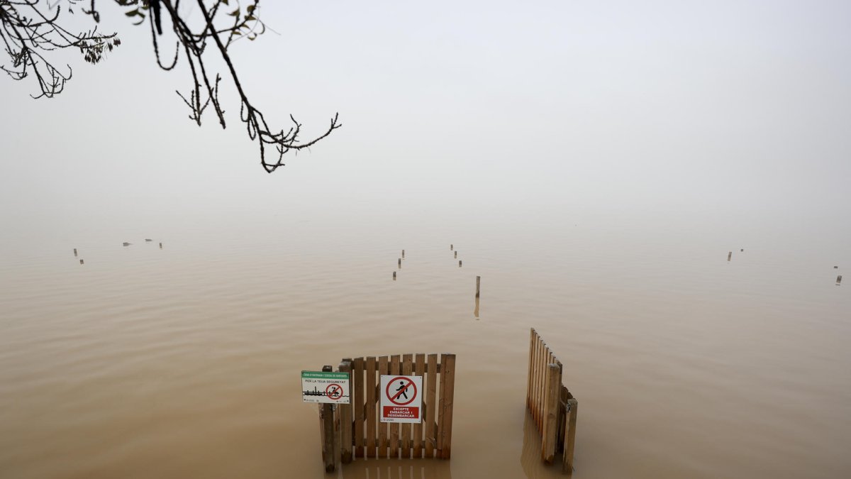 Vista general del embarcadero de la Gola de Putxol de l'Albufera cuyo nivel de agua ha subido considerablemente.