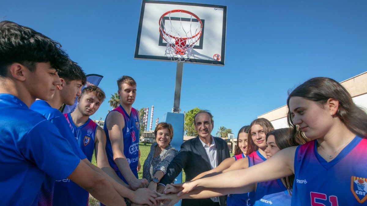 Els membres del CBT amb la presidenta del CBT Núria Grados i el director del complex de Repsol, Javi Sancho, al centre de la imatge.