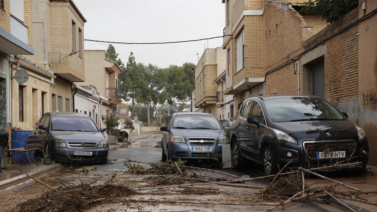Estat en el qual es troba un dels carrers negats per les intenses pluges de la forta DANA a València.