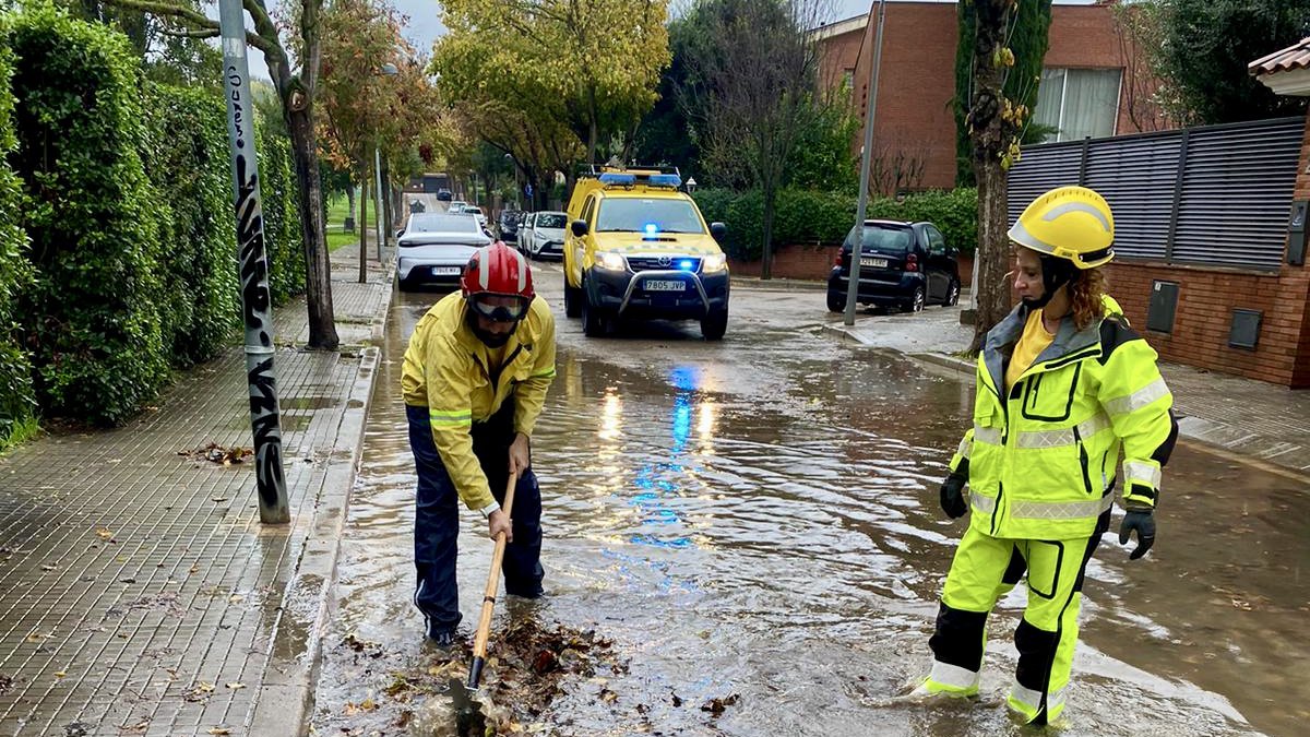 Servicios de emergencias trabajando en Sant Cugat del Vallès, durante el episodio de lluvias.