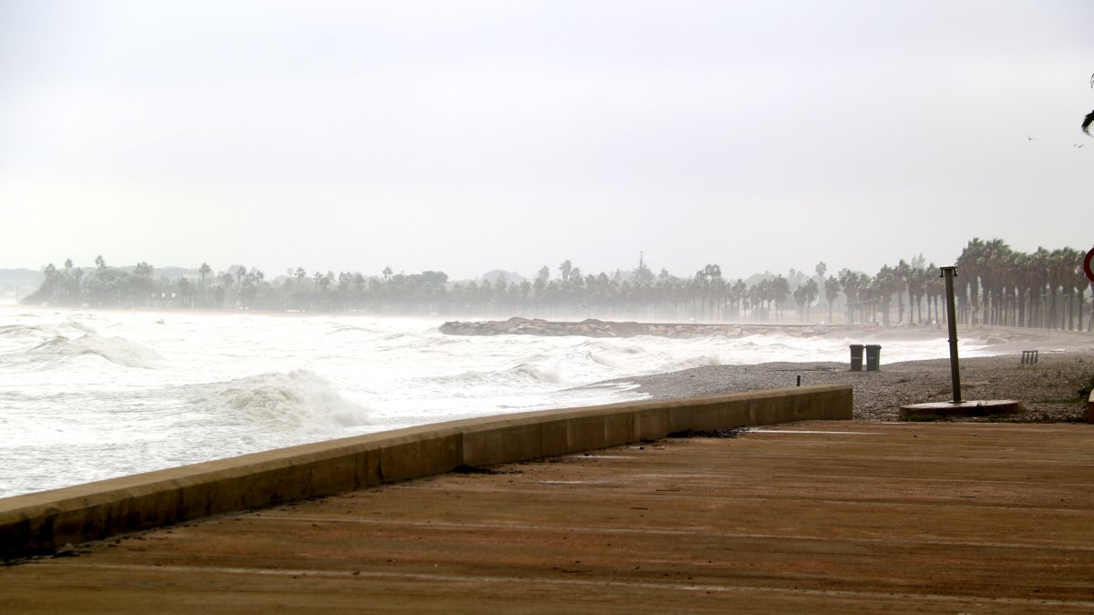 Fort temporal de llevant al passeig de les Cases d’Alcanar.