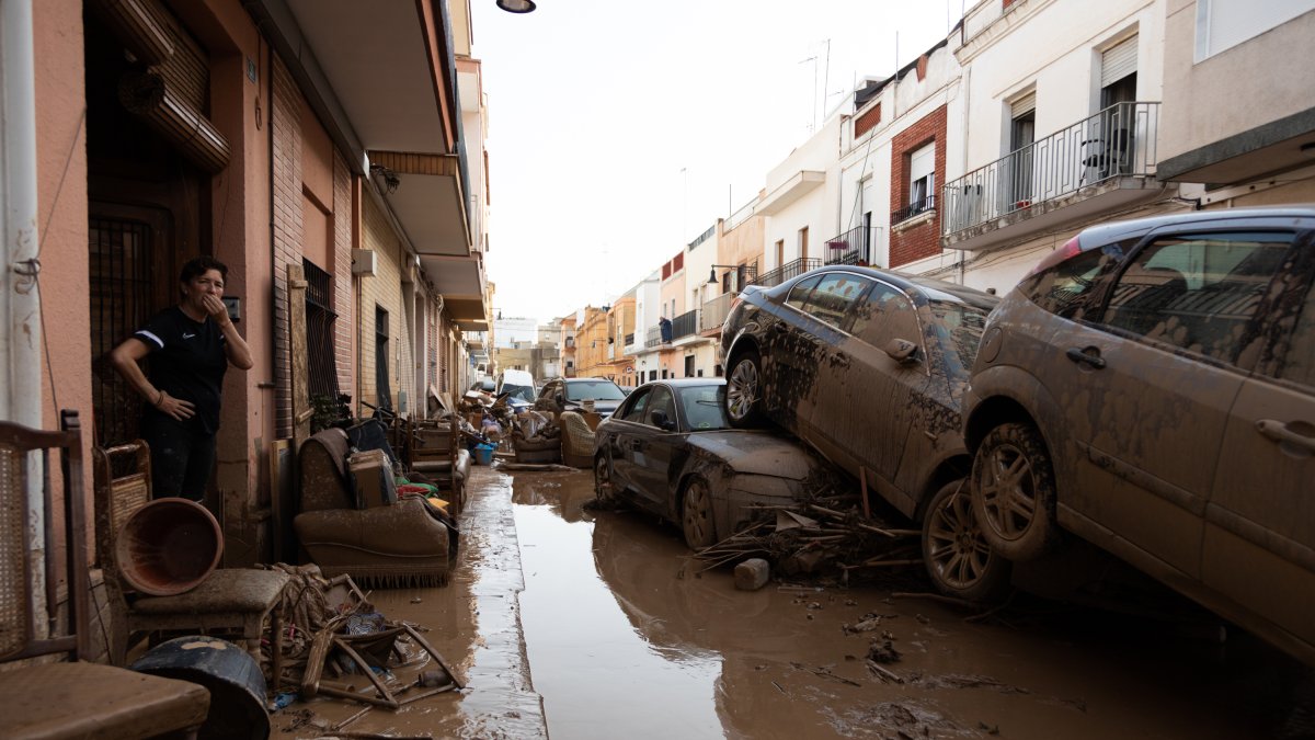 Cotxes apilats en un carrer de l'Alcúdia, a causa de la dana