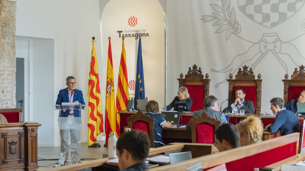 La consellera d’Hisenda de l’Ajuntament, Isabel Mascaró, a l’esquerra; i l’alcalde de Tarragona, Rubén Viñuales, a la dreta.