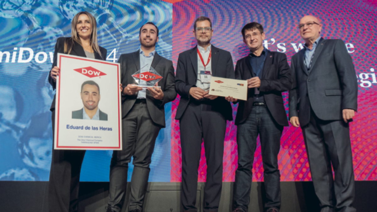 Eduard de las Heras rebent el Premi Dow 2024 de la mà de Raquel Fortes, Oriol Alcoba, Josep Pallarès i Roc Muñoz.