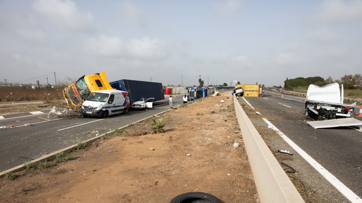 Cotxes i camions apilats a l'A7, a l'entrada del municipi d'Alginet, afectats per la DANA que ha afectat el País Valencià.