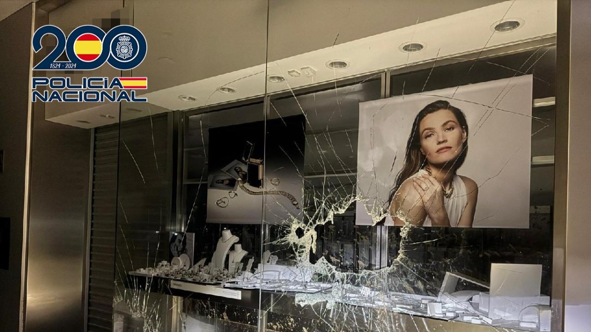 Imatge d'una joieria amb el vidre trencat.