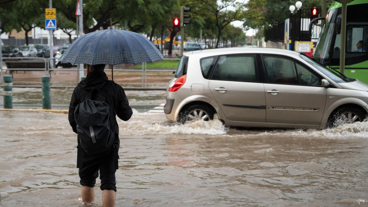 Aspecto de la avenida Casalduch de Castellón de la Plana anegada por las aguas, este jueves.