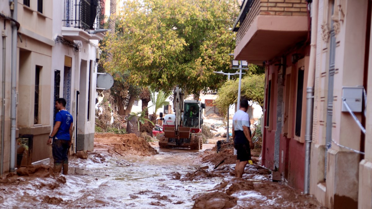 Veïns de Picanya netejant un dels carrers del municipi