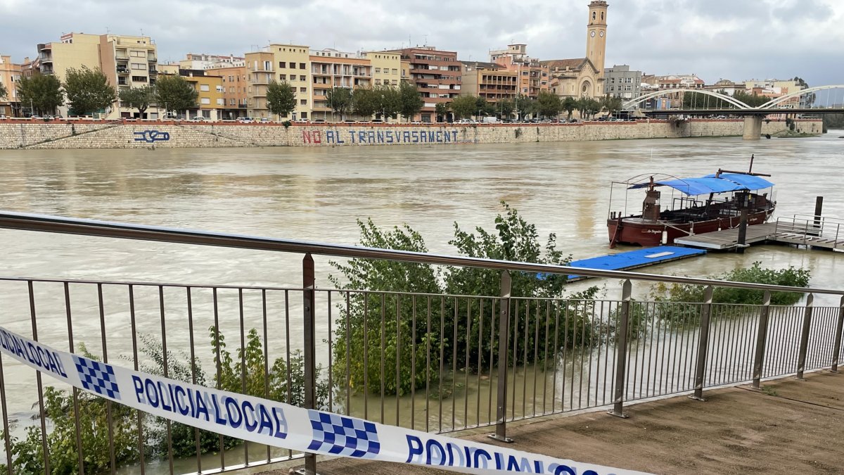 Un dels accessos al riu Ebre a Tortosa precintat.