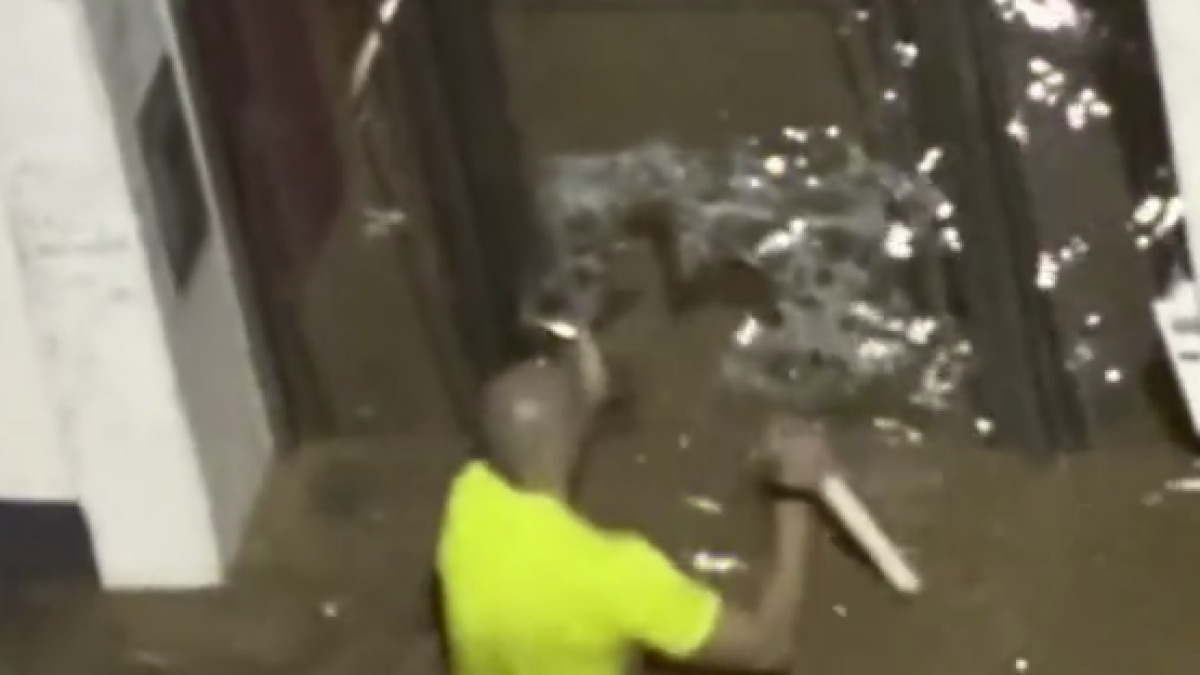 Imatge de l'Heroi tractat de trencar la porta.