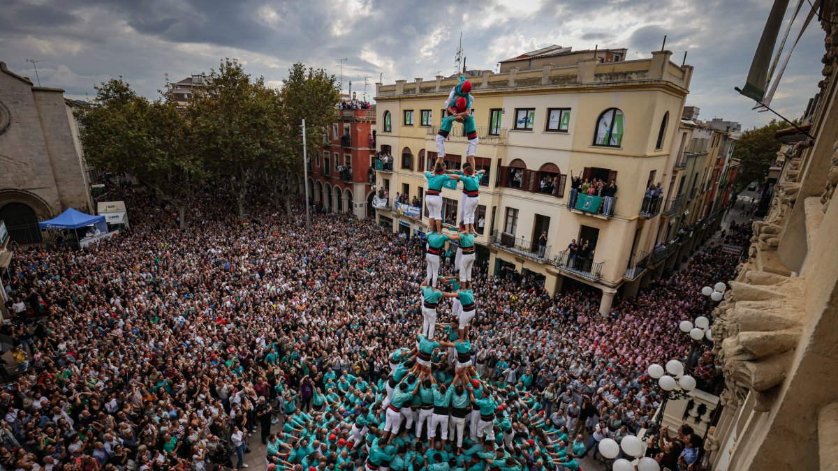 El 4 de 10 amb folre i manilles dels Castellers de Vilafranca.