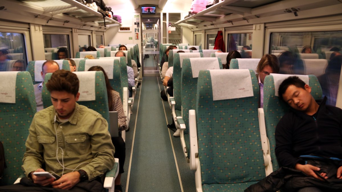 Plano abierto de varios usuarios en el primer Euromed Barcelona - Valencia del corredor del mediterráneo