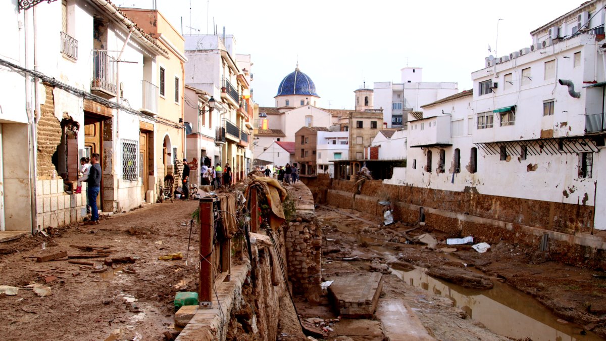 Casas muy próximas al torrente de Xiva, destrozadas por la dana