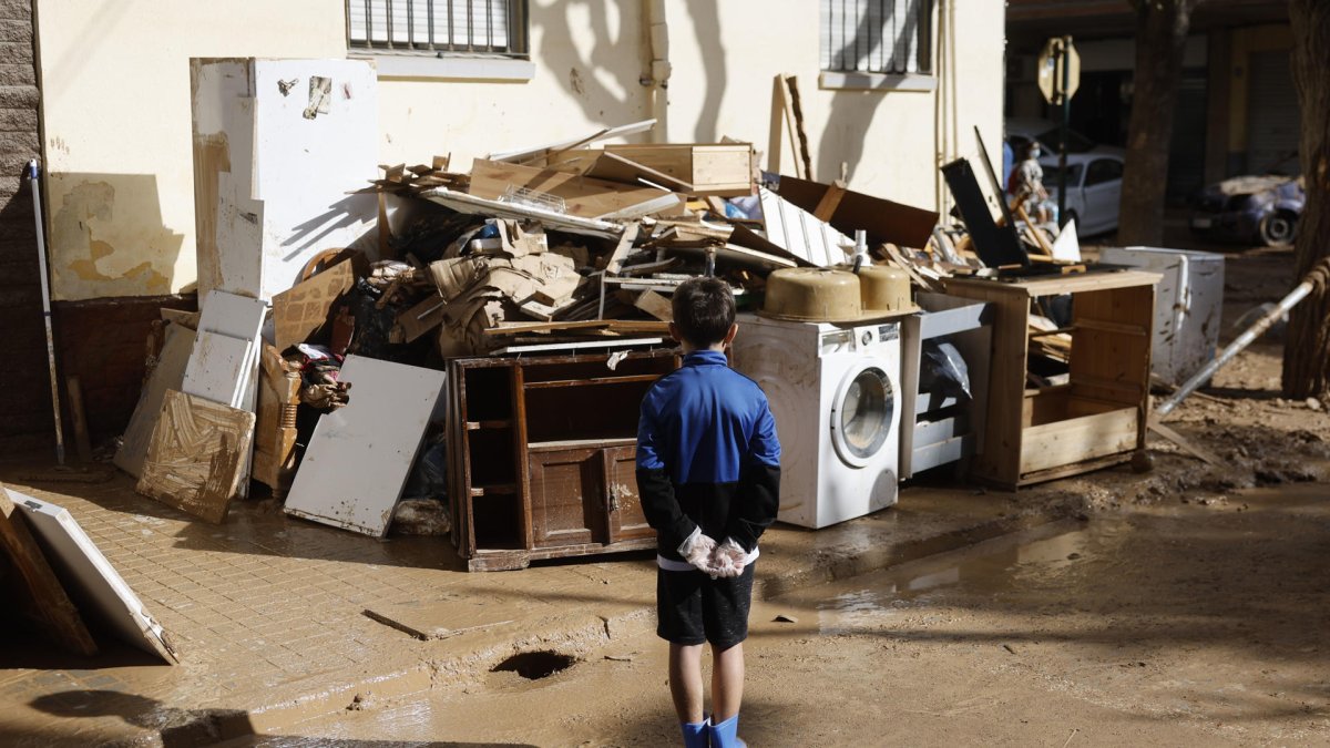 Tasques de neteja en un carrer de la localitat de Masanasa, a València, aquest dissabte, una de les zones més afectades per la dana que ha provocat ja 211 víctimes mortals a la Comunitat Valenciana