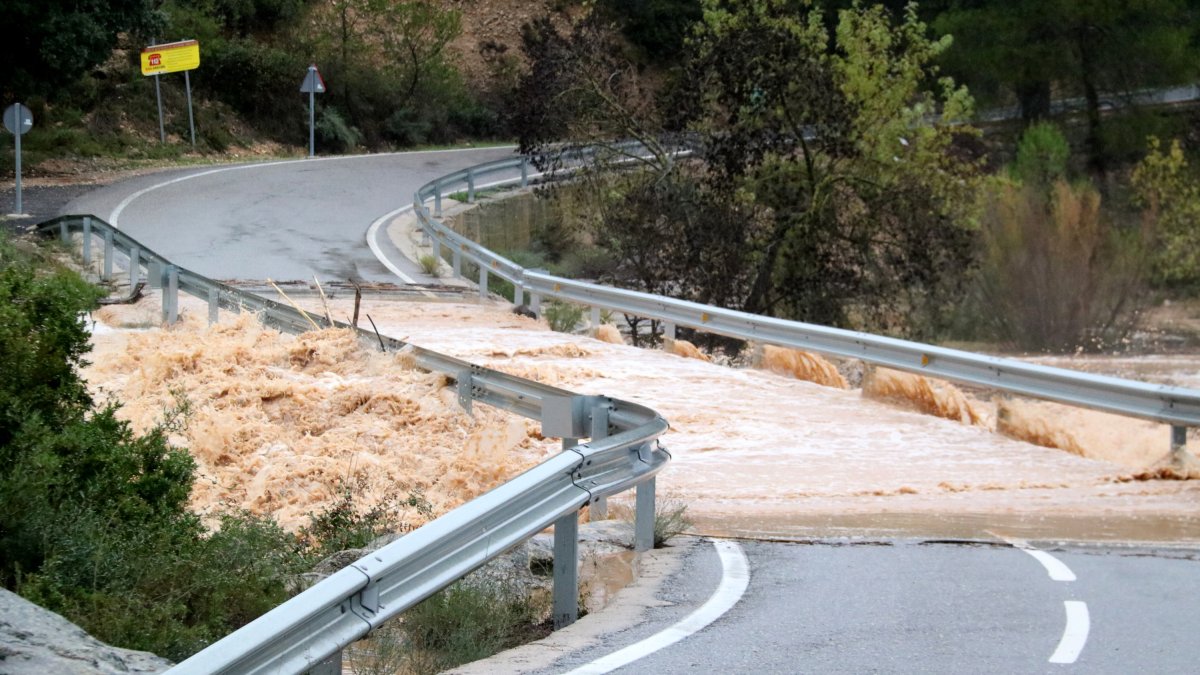 El riu Algars salta sobre la carretera T-3341 d'Horta de Sant Joan a Arenys de Lledó