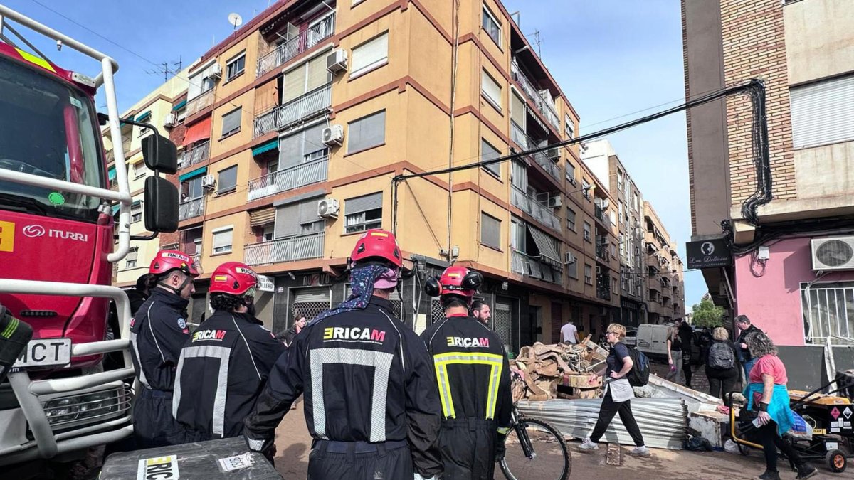 Els equips de rescat ERICAM enviats per la Comunitat de Madrid per ajudar en les àrees afectades per la dana es troben ja treballant a Benetússer.