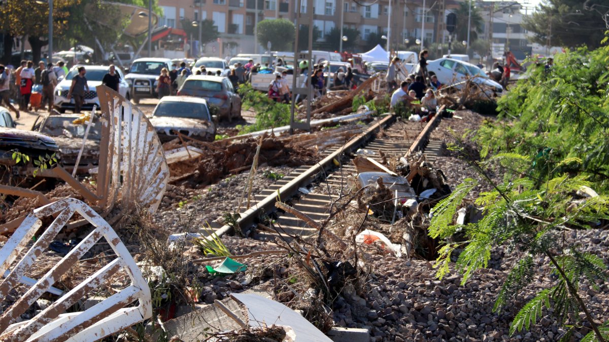 La via del tren entre Paiporta i Picanya, destrossada per la dana quatre dies després de la torrentada