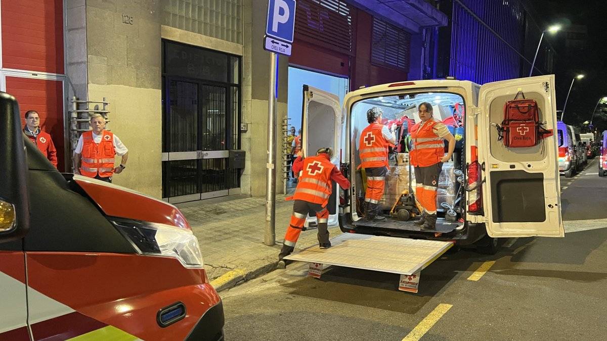 Moments previs a l'enviament que ha fet creu Roja a Catalunya cap a València des de la seva seu a Barcelona