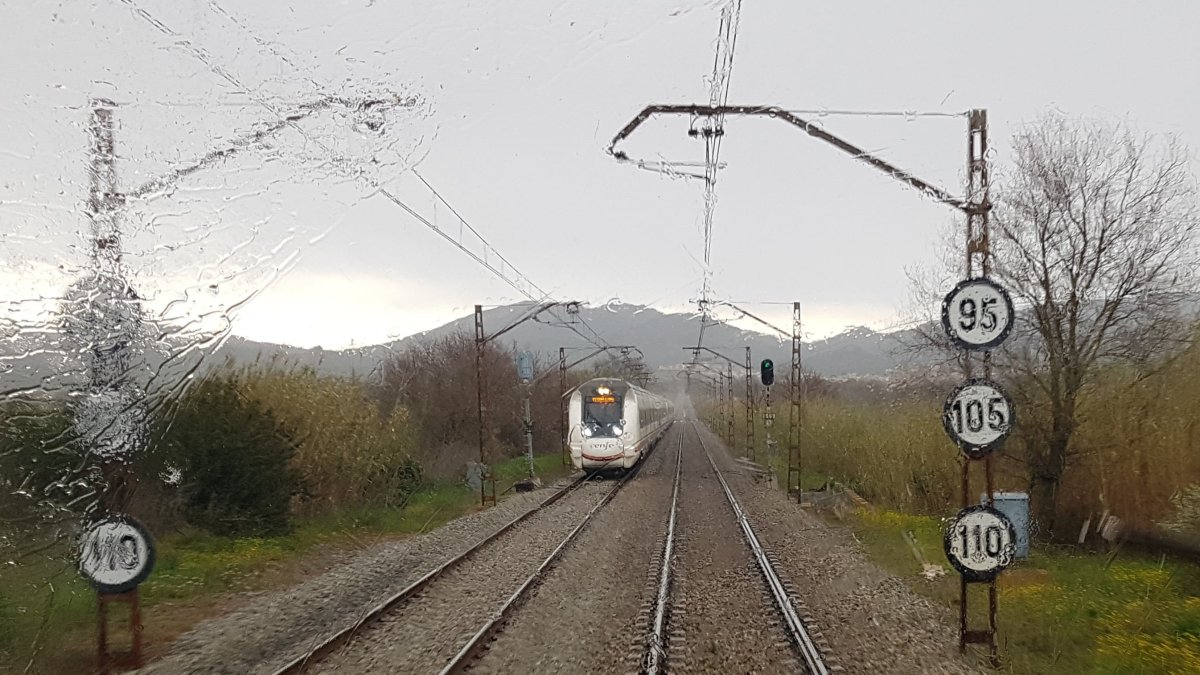 Imatge d'un tren circulant un dia de pluja