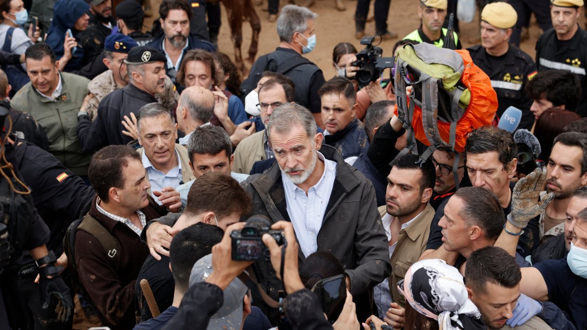 El rei Felip VI tacat de fang per la protesta dels veïns durant una visita a Paiporta
