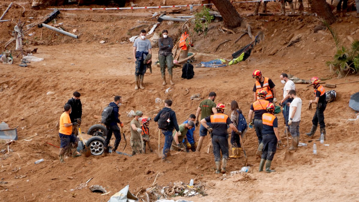 Un grupo de rescate buscan desaparecidos en el cauce del barranco del Pollo en Paiporta.