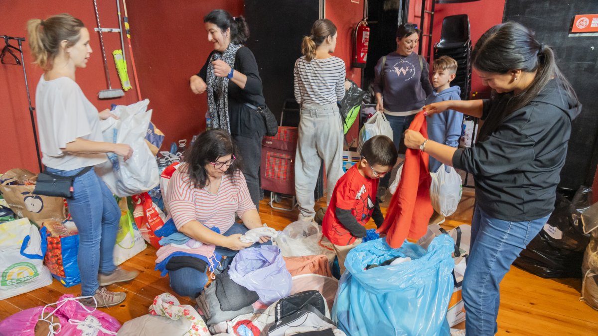 Membres de la Cooperativa Obrera de Tarragona recaptant material