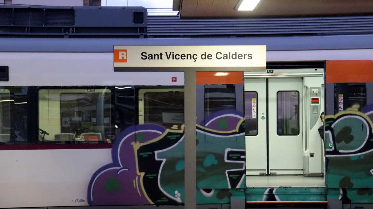 Imatge d'un tren a l'estació de Sant Vicenç de Calders