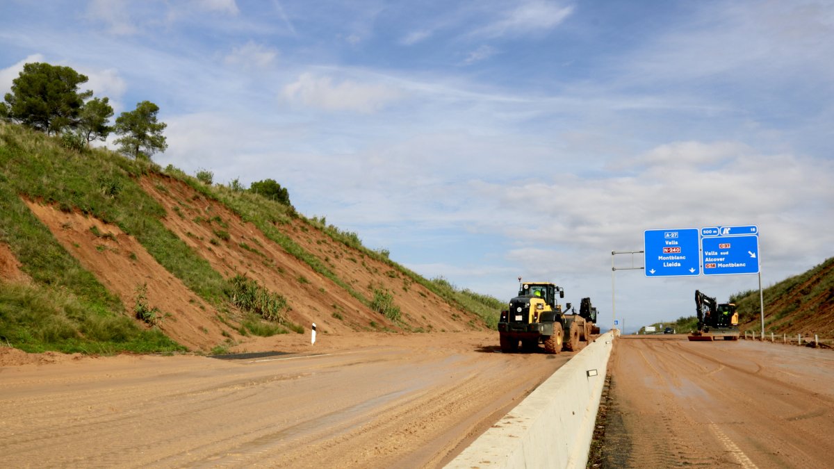 Maquinària treu el fang de l'A-27 a Valls