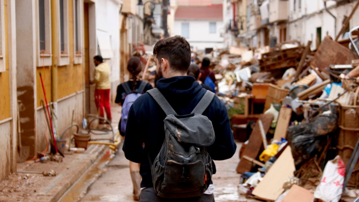 Un jove universitari va a casa del seu amic per ajudar-lo a Aldaia