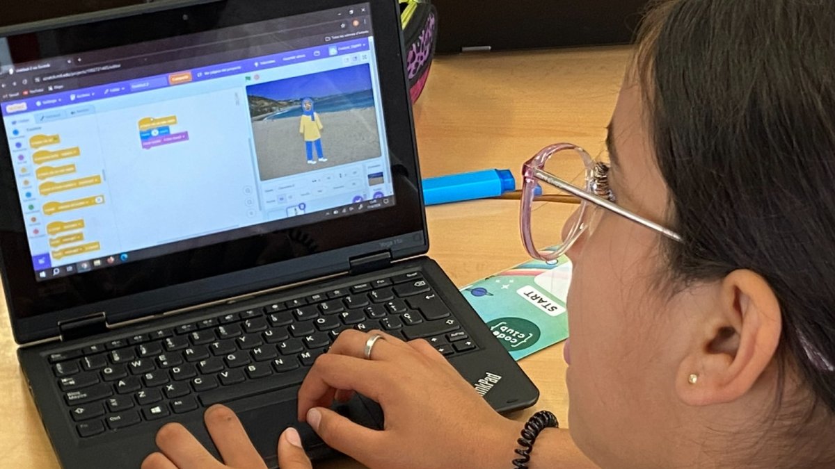 Alumnes de l'escola La Floresta durant les extraescolars.