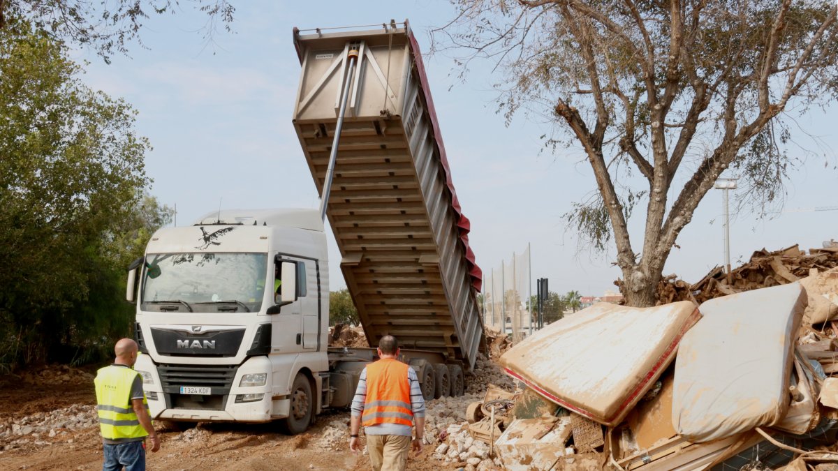 Un camió aboca residus de la DANA a un abocador habilitat a Alfafar.