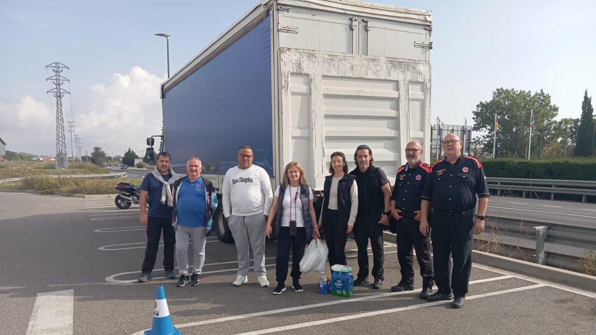 Imagen de los participantes en la expedición cabe en Valencia con material para los damnificados por la DANA.