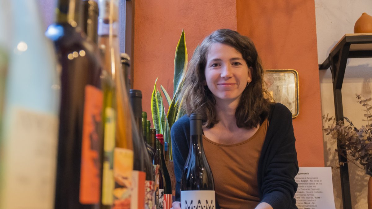 Núria Plana con la botella de vino M.A.M., el primer vino de Santa Teca.
