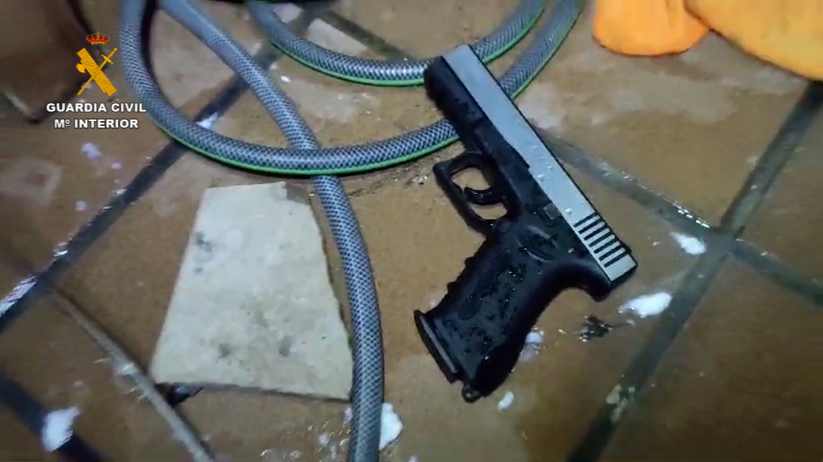 Se intervino una pistola durante la operación.