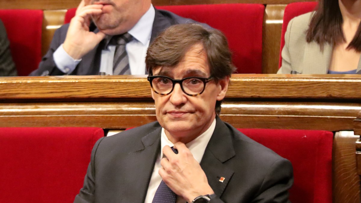 El president de la Generalitat, Salvador Illa, abans del ple del Parlament aquest dimecres