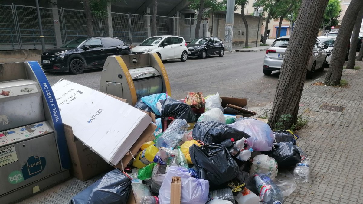 Imatge de brossa fora dels contenidors.