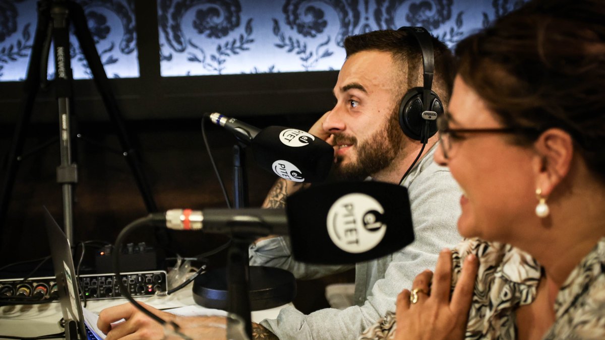 Imatge de la gravació del primer episodi del pòdcast ‘El Pitet’, enregistrat al restaurant El Barquet.